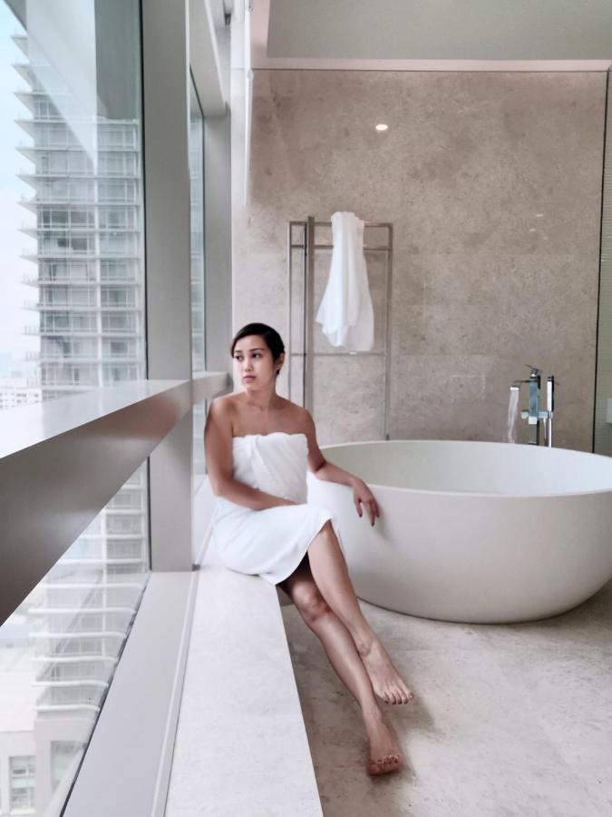 Ph Suites At Pavilion Bukit Bintang Kuala Lumpur Exterior foto A woman wrapped in a bath sheet